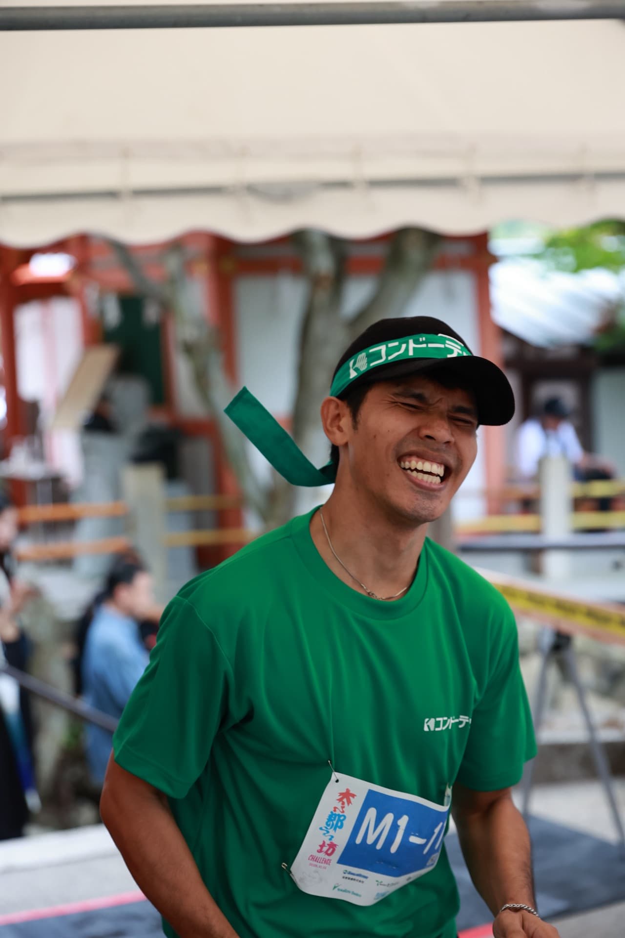 全力で駆け上がる選手