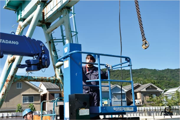 高所作業車で作業する滋賀建機のスタッフ