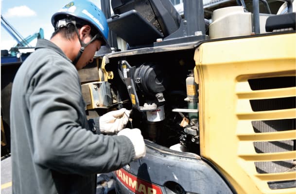建設機械を整備する滋賀建機のスタッフ